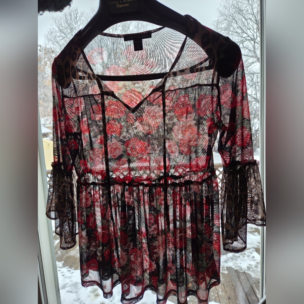 Relisted ‐------------ Como Black Sheer V Neck Roses And Leopard Small 19in P2P - Picture 6 of 8